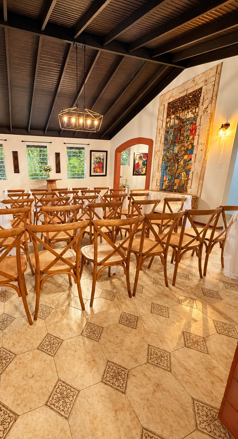 Sala interior de Rosaura con sillas dispuestas para un encuentro